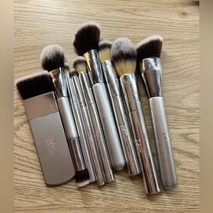 Set of 9 It! Cosmetics brushes